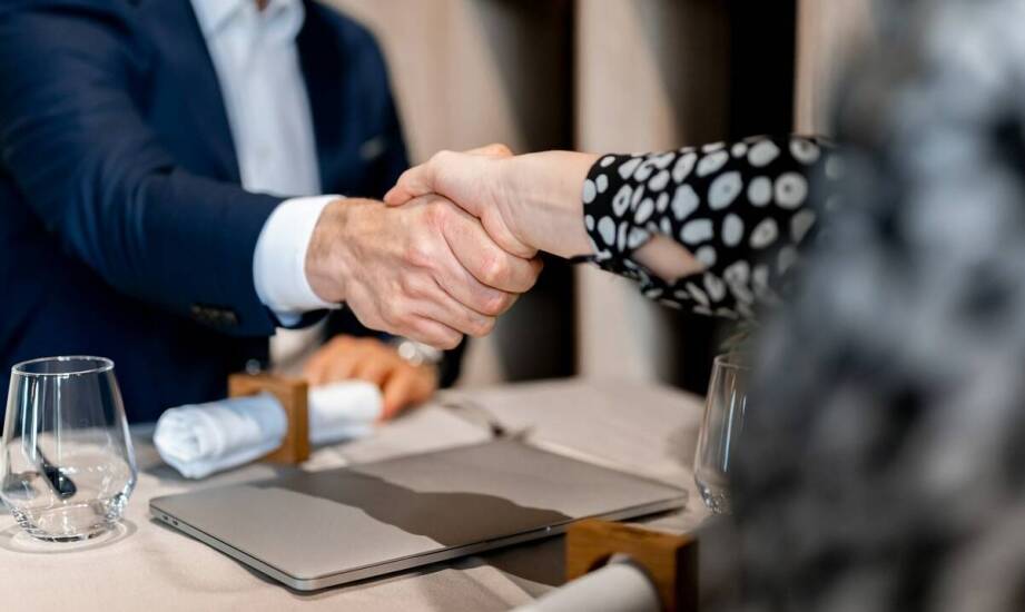 Dlaczego biznesowa kolacja bywa wybierana jako forma spotkania z biznesowymi partnerami?