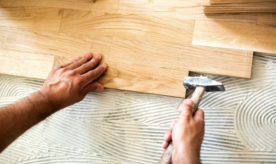 Jakie są zalety profesjonalnego układania podłogi?