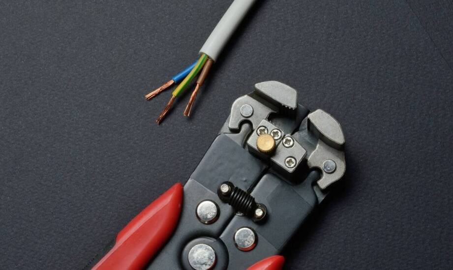 Jakie są najczęstsze błędy przy stosowaniu zaciskarki do tulejek 35 mm² i jak ich unikać?