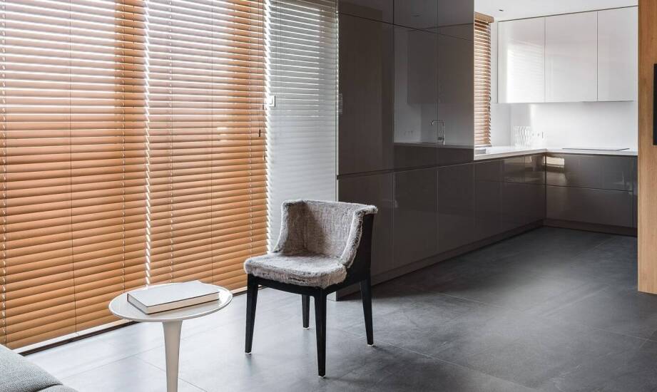 Jakie zasłony i rolety wybrać do salonu z aneksem kuchennym o powierzchni 45 m²?