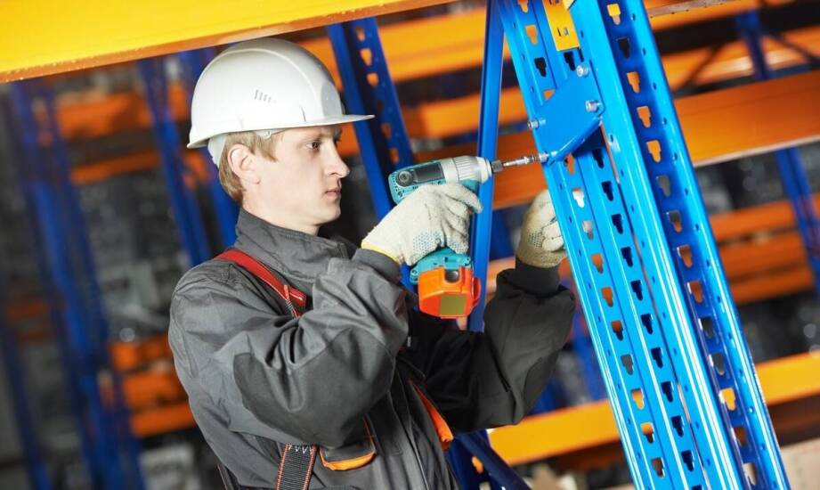 Skręcanie magazynowych regałów – kluczowe aspekty dla trwałości systemu