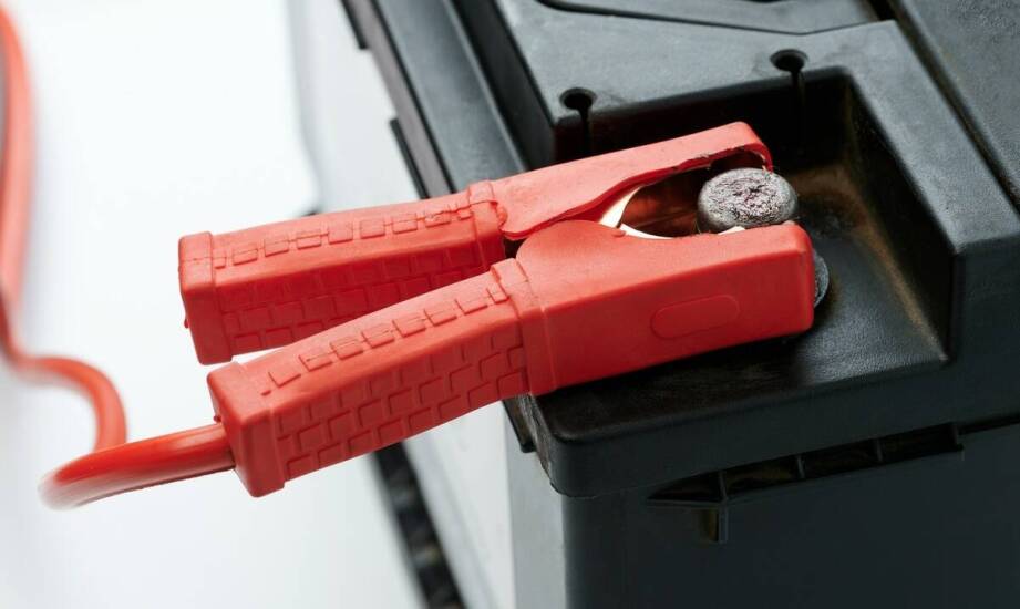 Zastosowanie plusowej klemy w zasilaniu urządzeń przenośnych