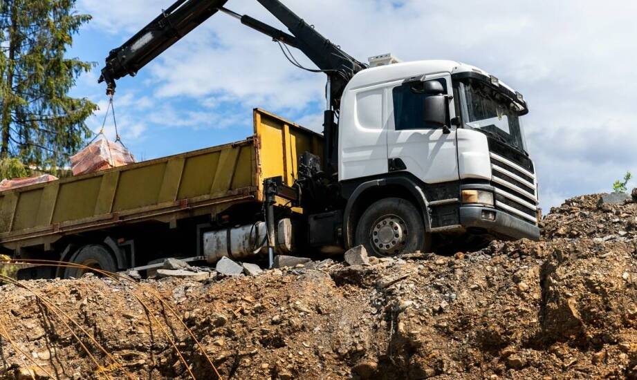 W jaki sposób transport i rozładunek sprzętu wpływają na koszty projektu?