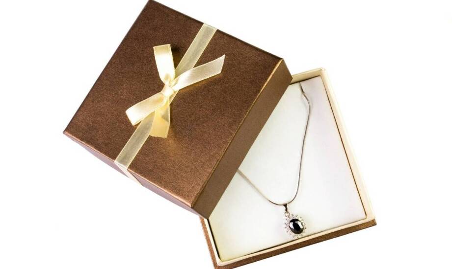 Upominkowe bony od salonu jubilerskiego jako wyjątkowy prezent