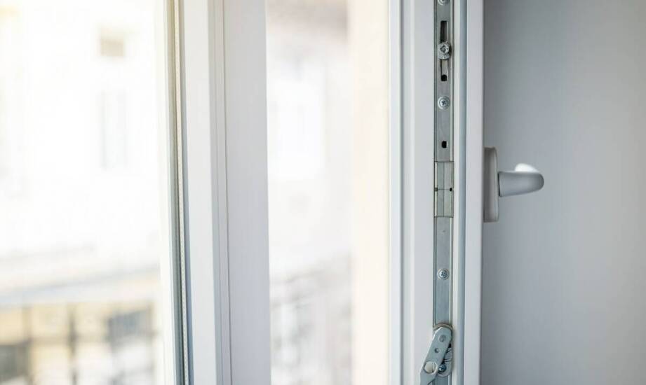 Bezpieczeństwo okien PCV: jakie rozwiązania oferuje rynek?