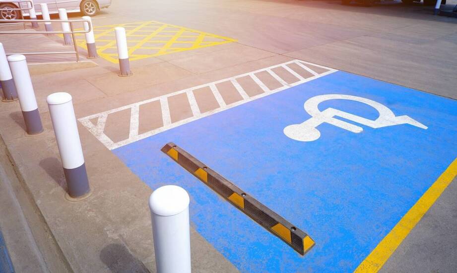 Przepisy dotyczące parkowania a dostępność dla osób niepełnosprawnych na dwukierunkowych ulicach