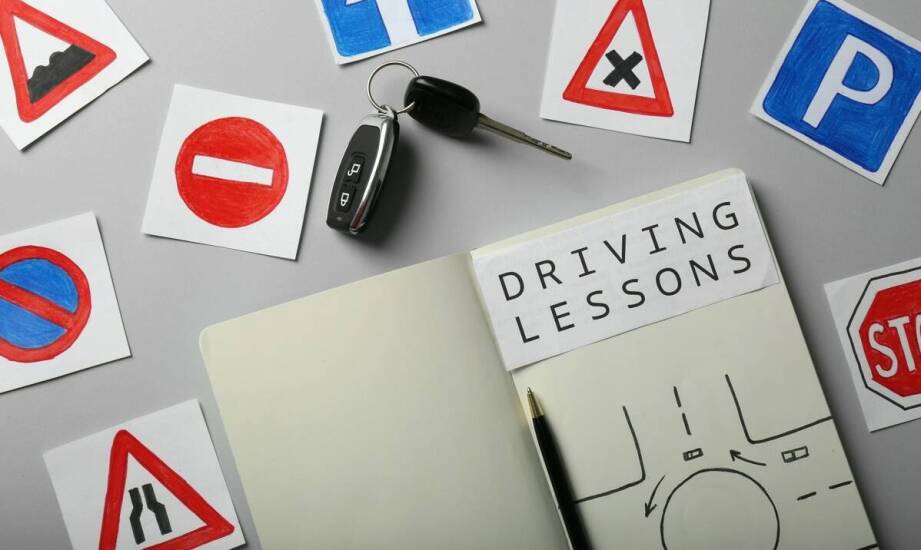 Jak dział tematyczny w edukacyjnym portalu ułatwia naukę do prawa jazdy?