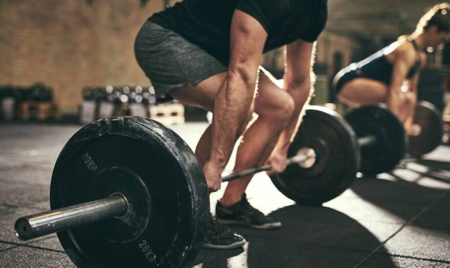 Trening siłowy: jakie akcesoria są kluczowe dla zaawansowanych sportowców?