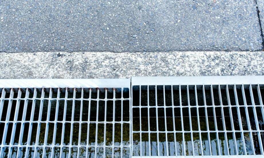 W jaki sposób podłużne kratki ściekowe wpływają na efektywność systemów odwodnienia?