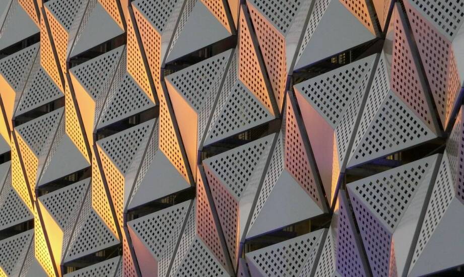 Jak wzory perforowanych blach wpływają na estetykę elewacji budynków?