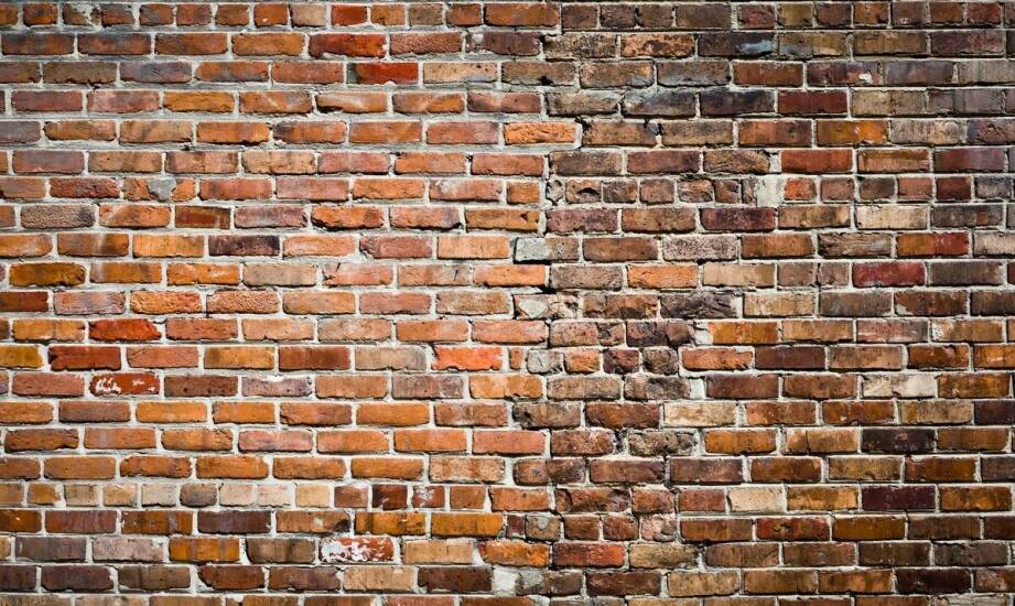 Jak trwałość ceglanych elewacji wpływa na żywotność budynku?