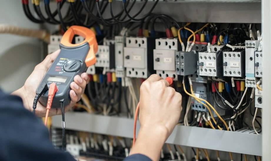 Kondensatory biernej mocy w optymalizacji zużycia energii w gospodarstwach domowych