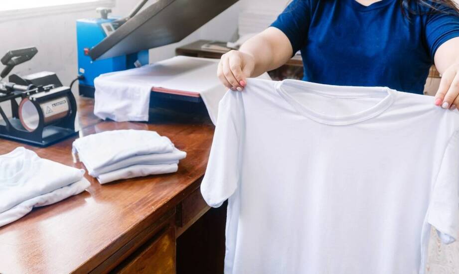 Dlaczego warto inwestować w damskie koszulki promostars?