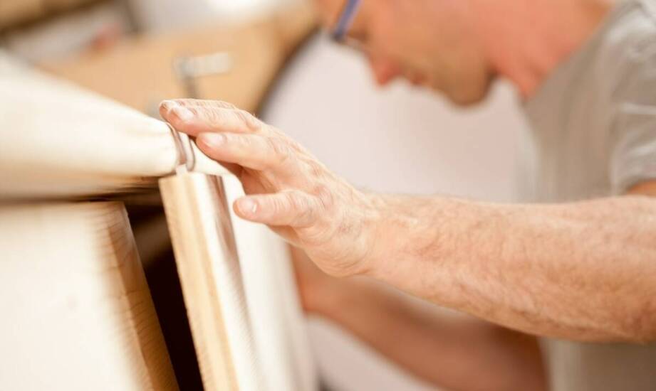 Jak profesjonalna wymiana fornirów wpływa na wygląd mebli?