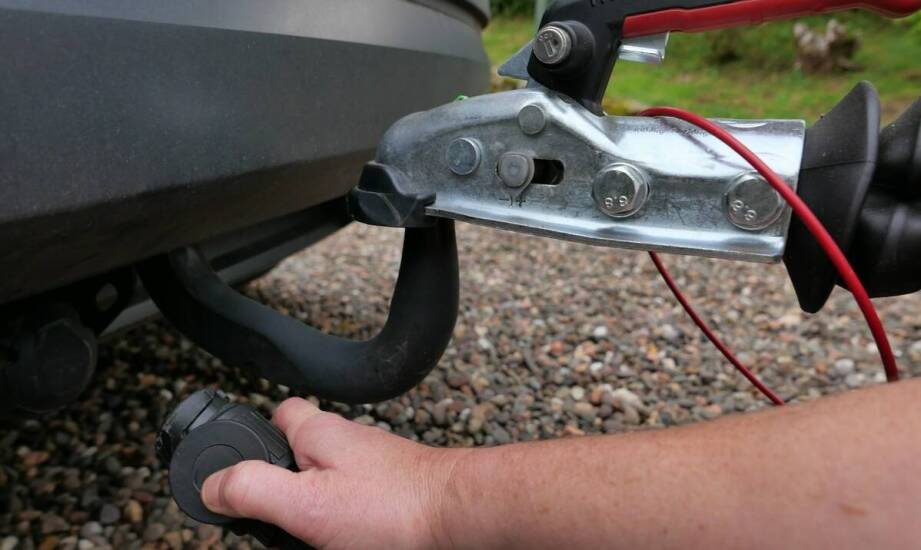 Czy hak holowniczy z przodu w Oplu Zafirze B to dobry wybór?