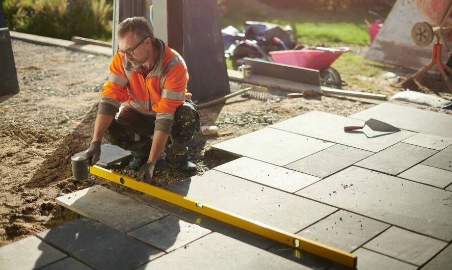 Jakie są najnowsze trendy w układaniu płyt chodnikowych na istniejącym betonie?