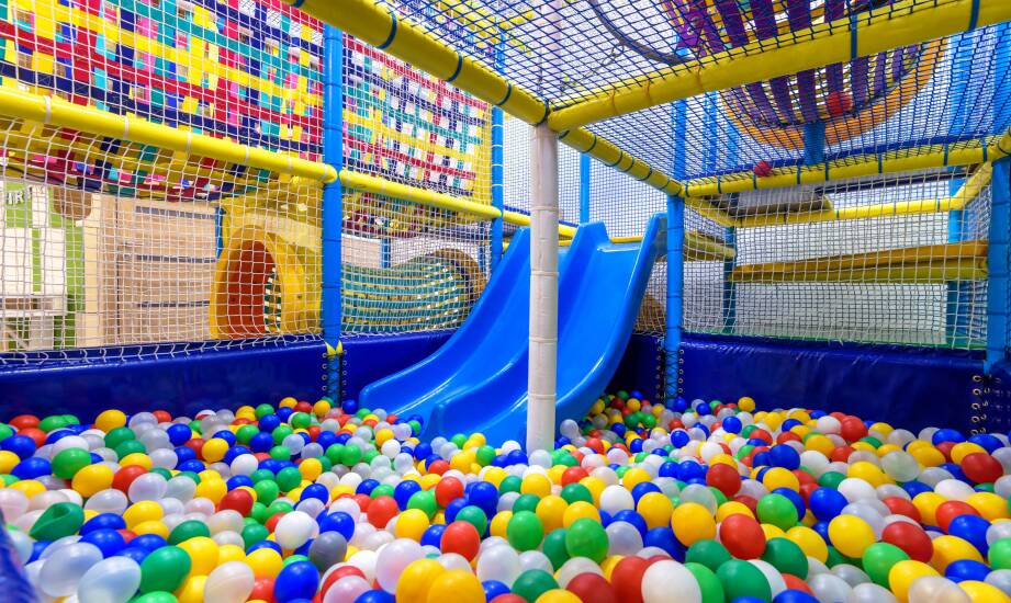 Wpływ tematycznego projektowania na atrakcyjność i funkcjonalność sali zabaw