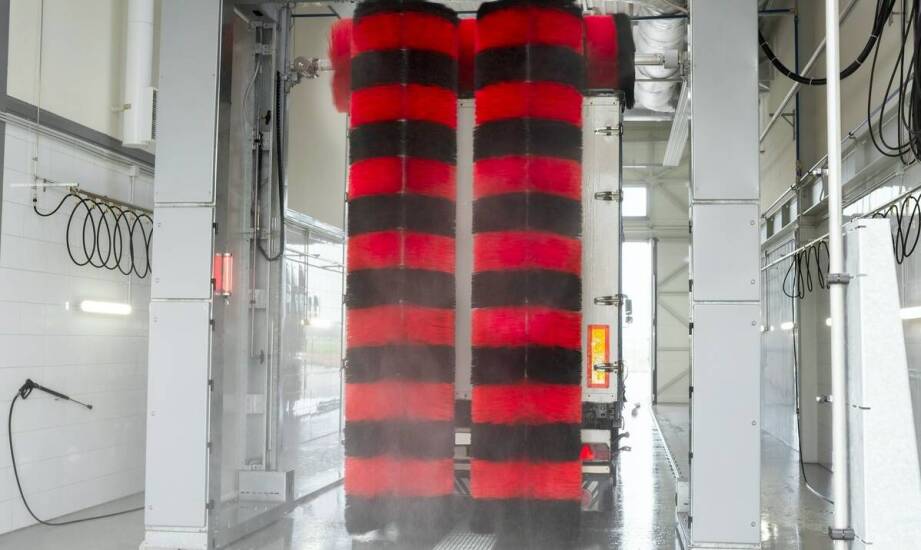 Wycieraczki przejazdowe – jakie korzyści oferują dla magazynów?