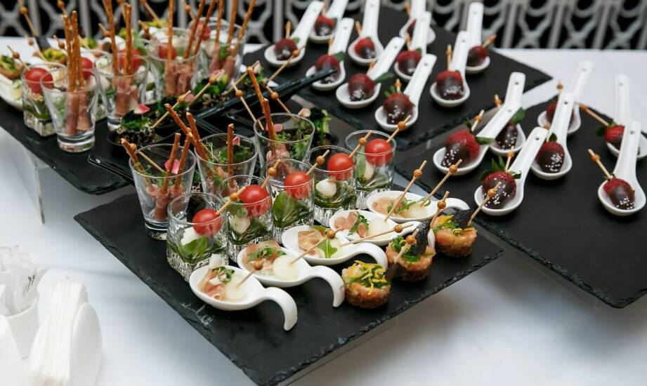 Świąteczny catering: jak zaskoczyć gości oryginalnym menu?