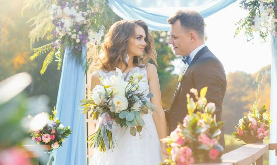 Współpraca z florystami przy organizacji ślubu w plenerze w Świebodzinie