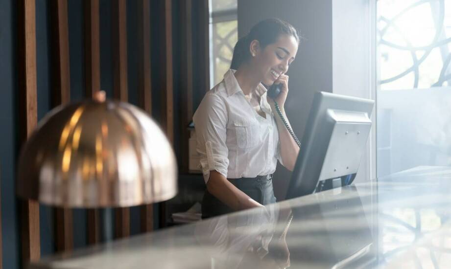 Jak profesjonalna recepcyjna obsługa wpływa na funkcjonowanie małego biura?