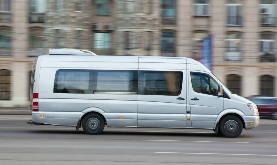 Wynajem Mercedesa V Klasy a bezpieczeństwo podróży: co oferują asystenci?