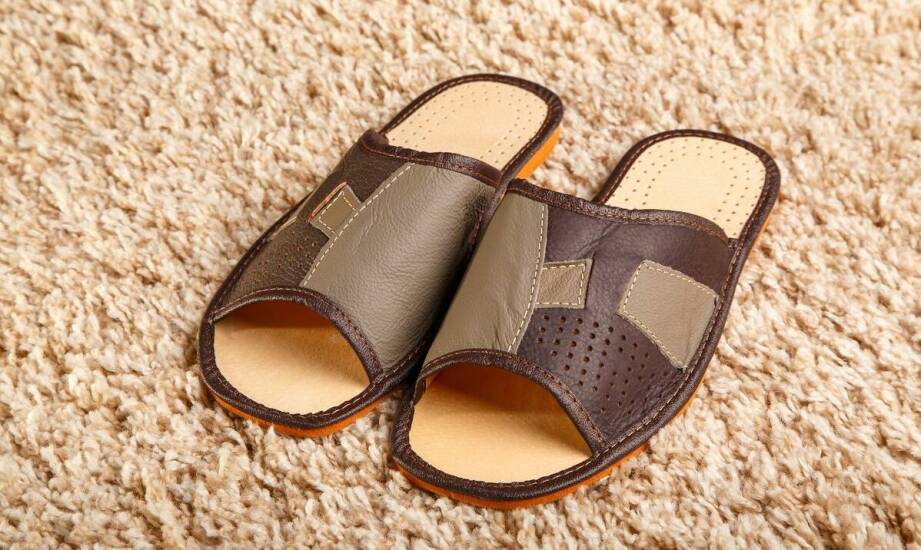 Porównanie kapci z odkrytymi palcami z innymi modelami domowego obuwia
