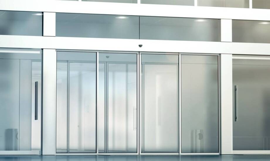 Różnorodność zastosowań szklanych drzwi na wymiar w projektach architektonicznych