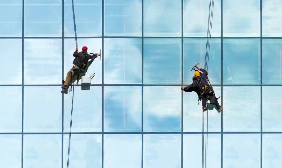 Dlaczego warto zlecić mycie okien profesjonalistom?