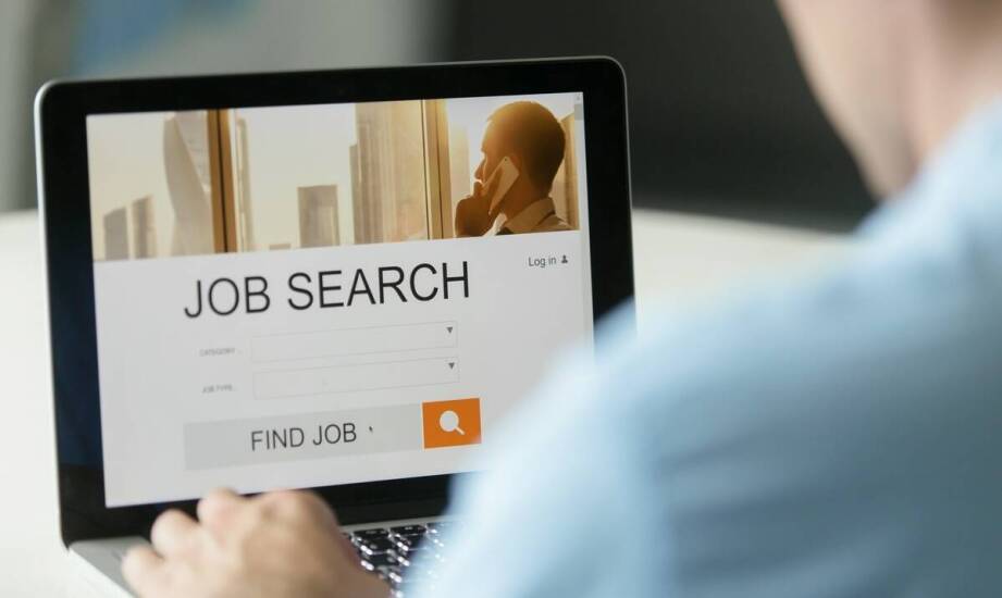 Jak skutecznie korzystać z portali ogłoszeniowych, aby znaleźć pracę w opiece nad seniorami?