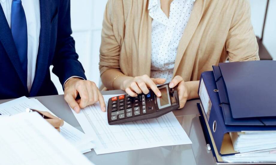Jakie są zalety outsourcingu administracyjnej i księgowej obsługi?