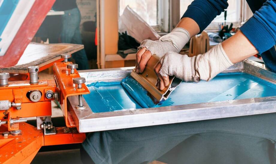 Jakie techniki drukarskie są najczęściej stosowane w dekoracji akcesoriów z tworzyw sztucznych?