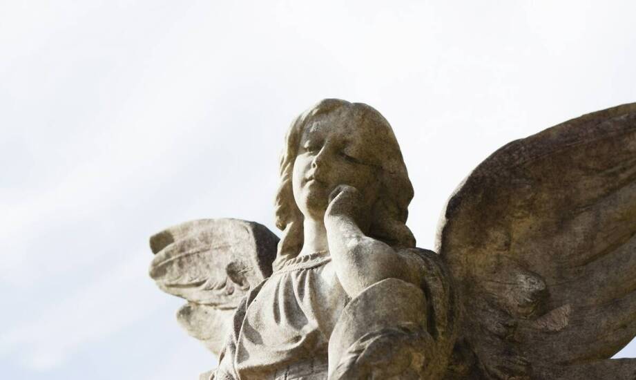 Jakie motywy dominują w olejnych obrazach z aniołami?