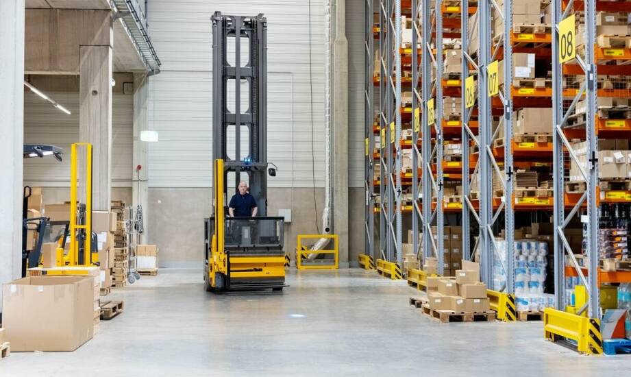 Szybkość i precyzja: jak AGV zmieniają zarządzanie zapasami.