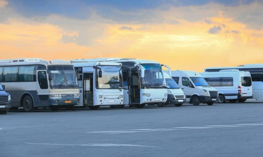 Wynajem busa a organizacja plenerowych wydarzeń – kluczowe aspekty