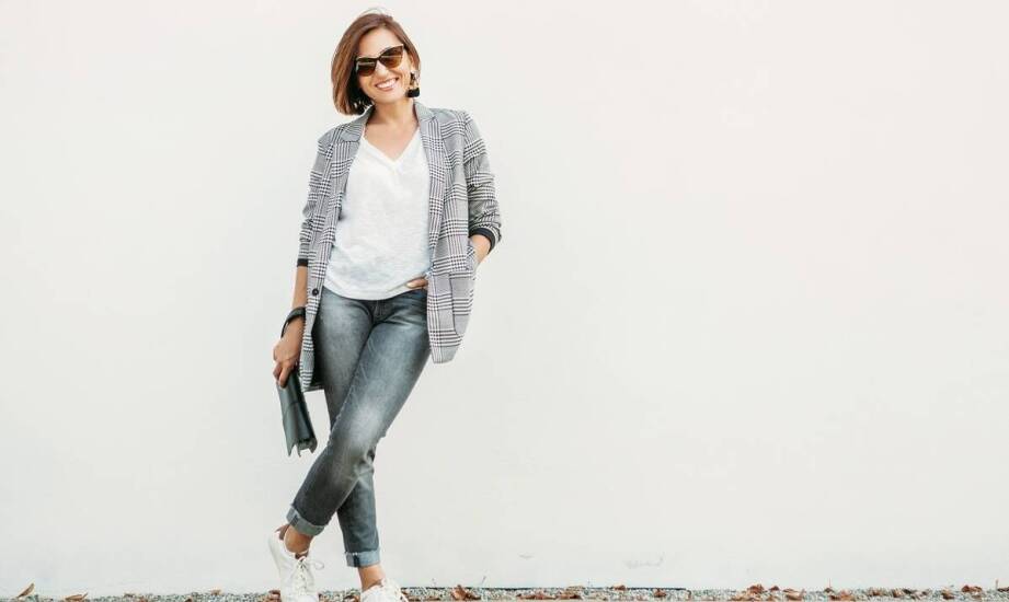 Oversize tunika – praktyczne porady, jak ją nosić z jeansami