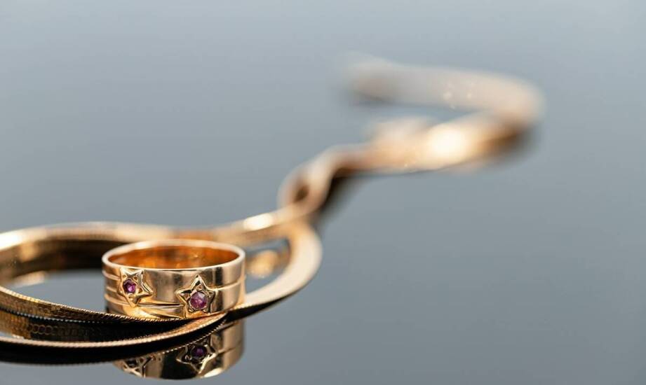 Skup biżuterii: co decyduje o wartości jej?