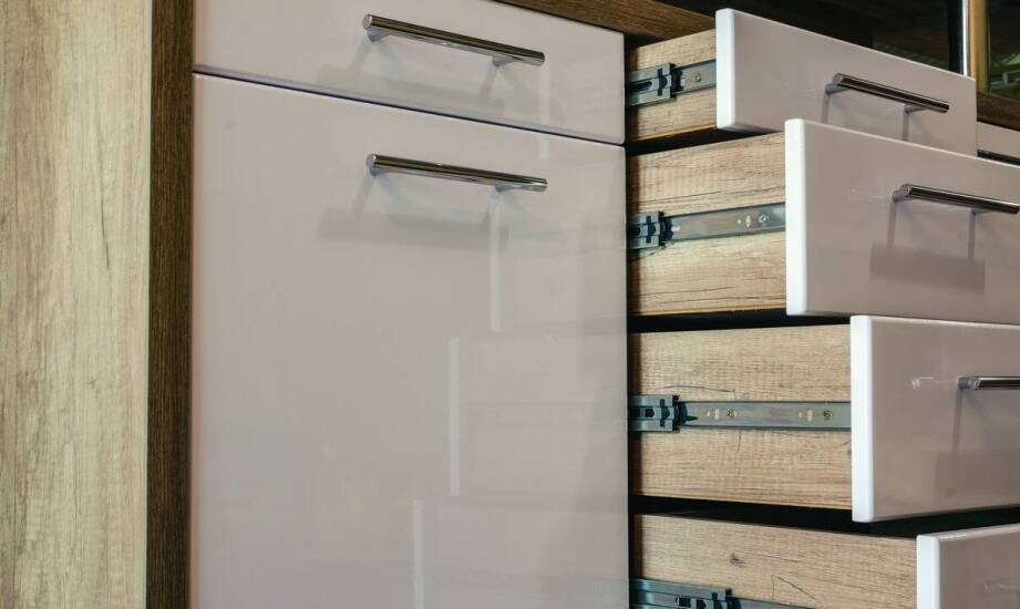 Najnowsze trendy w meblowych akcesoriach – co warto znać?