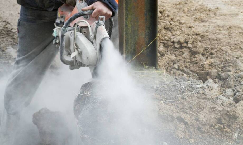 Zastosowanie piły Wacker w trudnych warunkach terenowych.