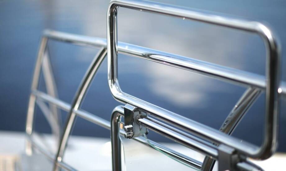 Porównanie różnych typów nierdzewnych okuć do łodzi – które wybrać?