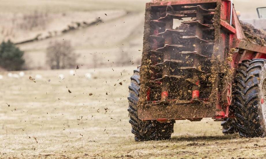 Szufla na tył ciągnika - idealne narzędzie do transportu sypkich materiałów