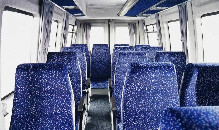 Jak wybrać fotele z pasami do busa dla rodzin podróżujących z dziećmi?