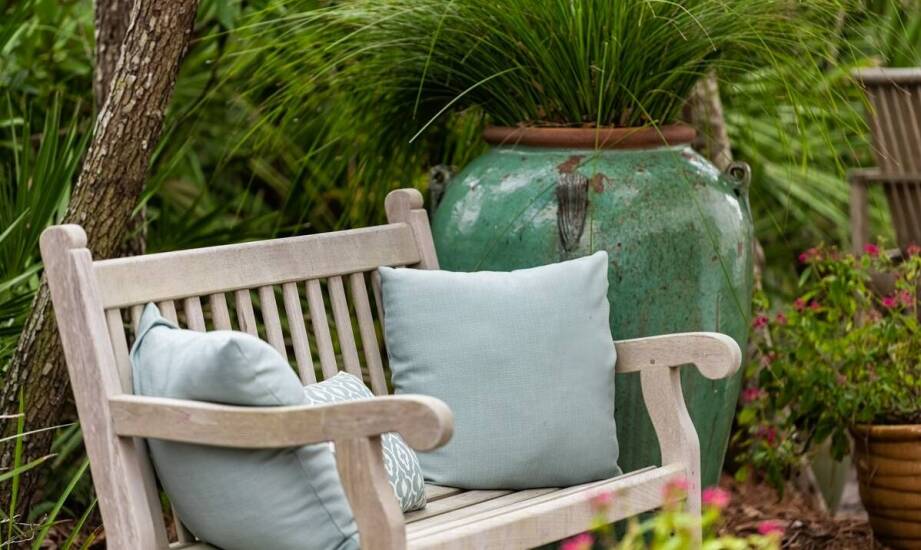 Jak projektować ogrodowe ławki, aby były przyjazne dla środowiska?