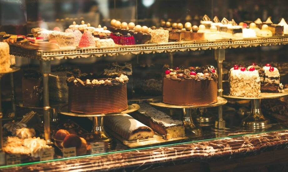 Patery do ciasta jako element prezentacji deserów w gastronomii