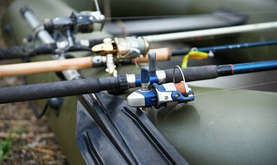 Jakie wędkarskie akcesoria są niezbędne podczas połowów z pontonu?