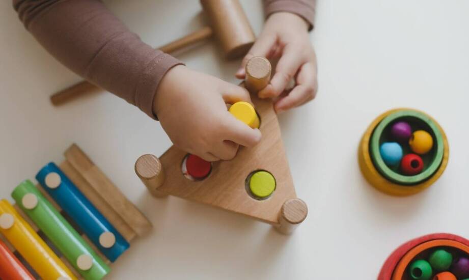 Jak kulkowy tor Montessori wpływa na rozwój motoryczny dziecka?