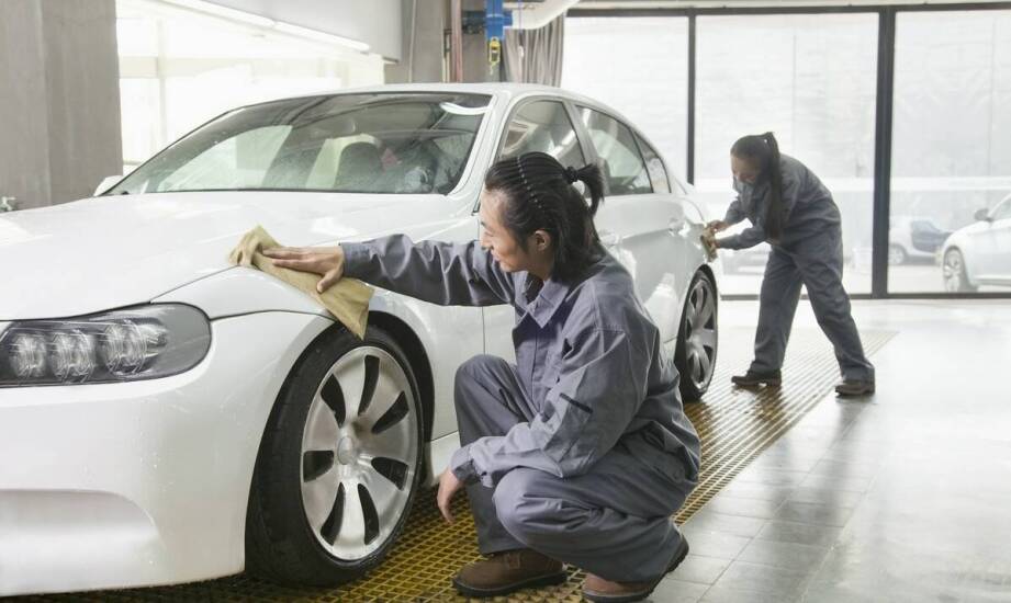 Dlaczego warto wybrać myjnię z programem do czyszczenia wnętrza pojazdu?