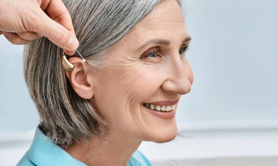 Jak aparat słuchowy niewidoczny wpływa na pewność siebie użytkownika?