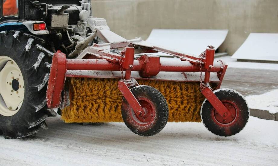 Wykorzystanie posypywarki w zarządzaniu zimowymi warunkami pogodowymi na terenie tego gospodarstwa