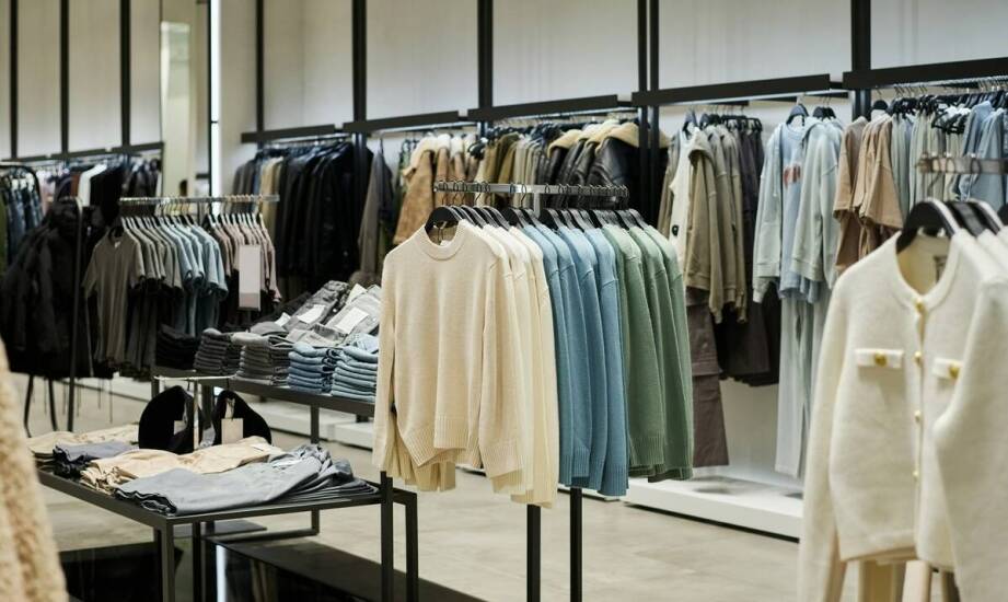 Stylowe swetry do biura – jak wybrać model na każdą porę roku?